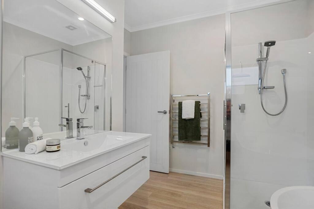 Another On Leo Waihi Extérieur photo